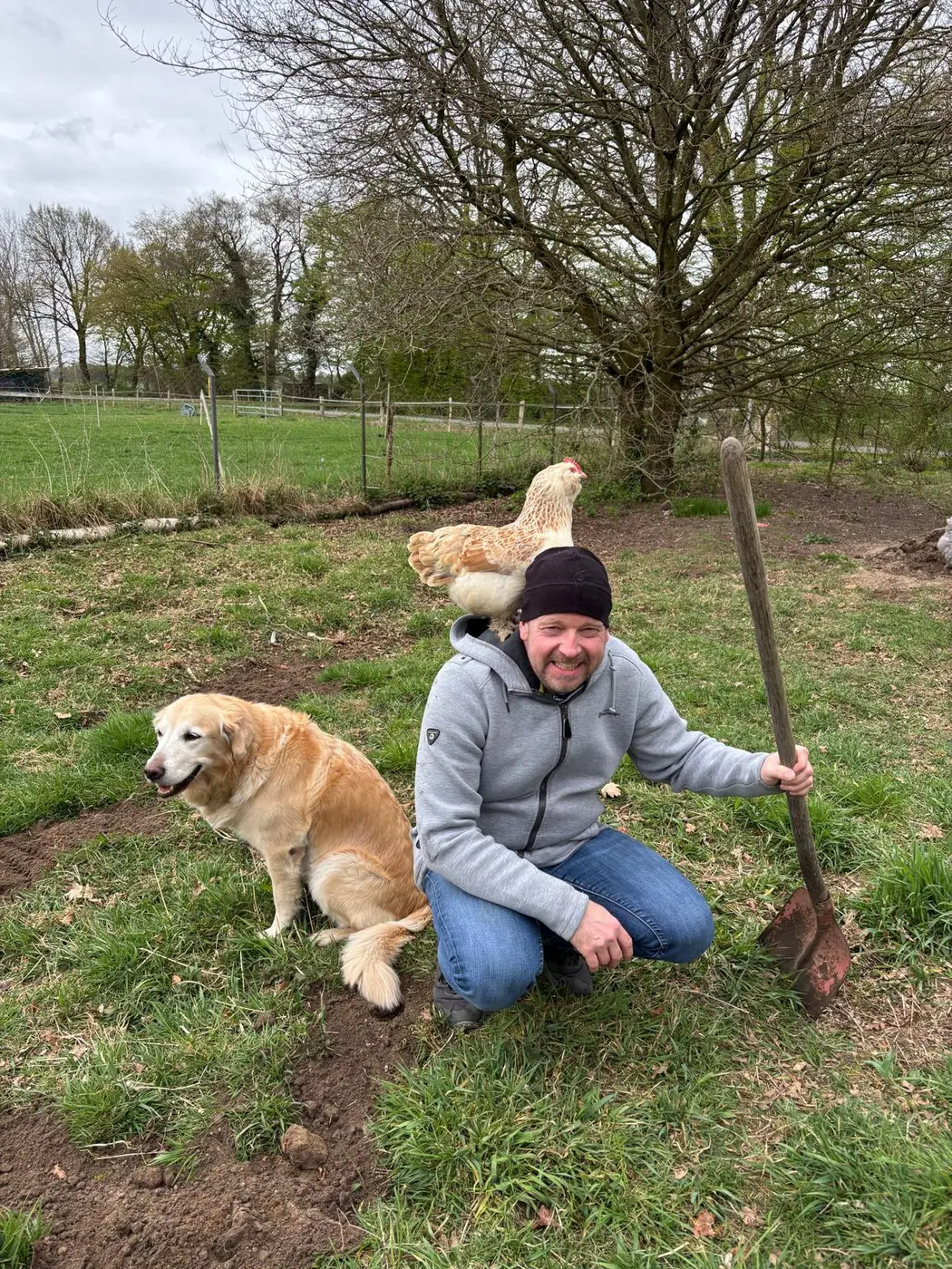 Alexander Schultz mit Hund und Huhn in der Heidenauer Feldmark