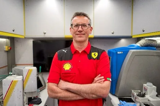 Andreas Dreyer bei seiner Arbeit im Motorsportbereich