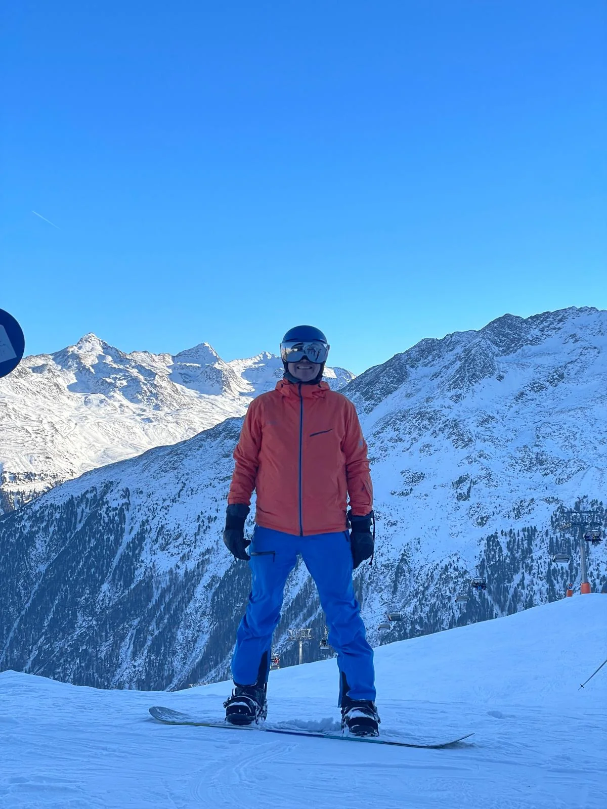 Andreas Dreyer beim Skifahren in den Bergen