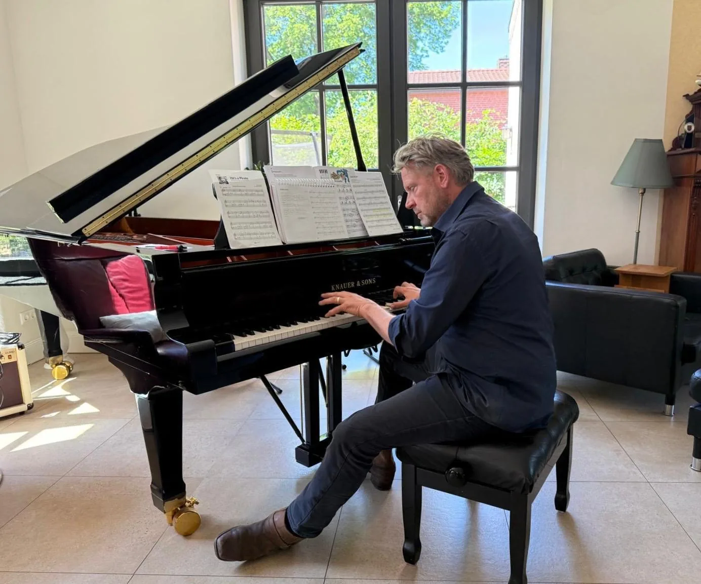 Dierk Beneke beim Klavierspielen