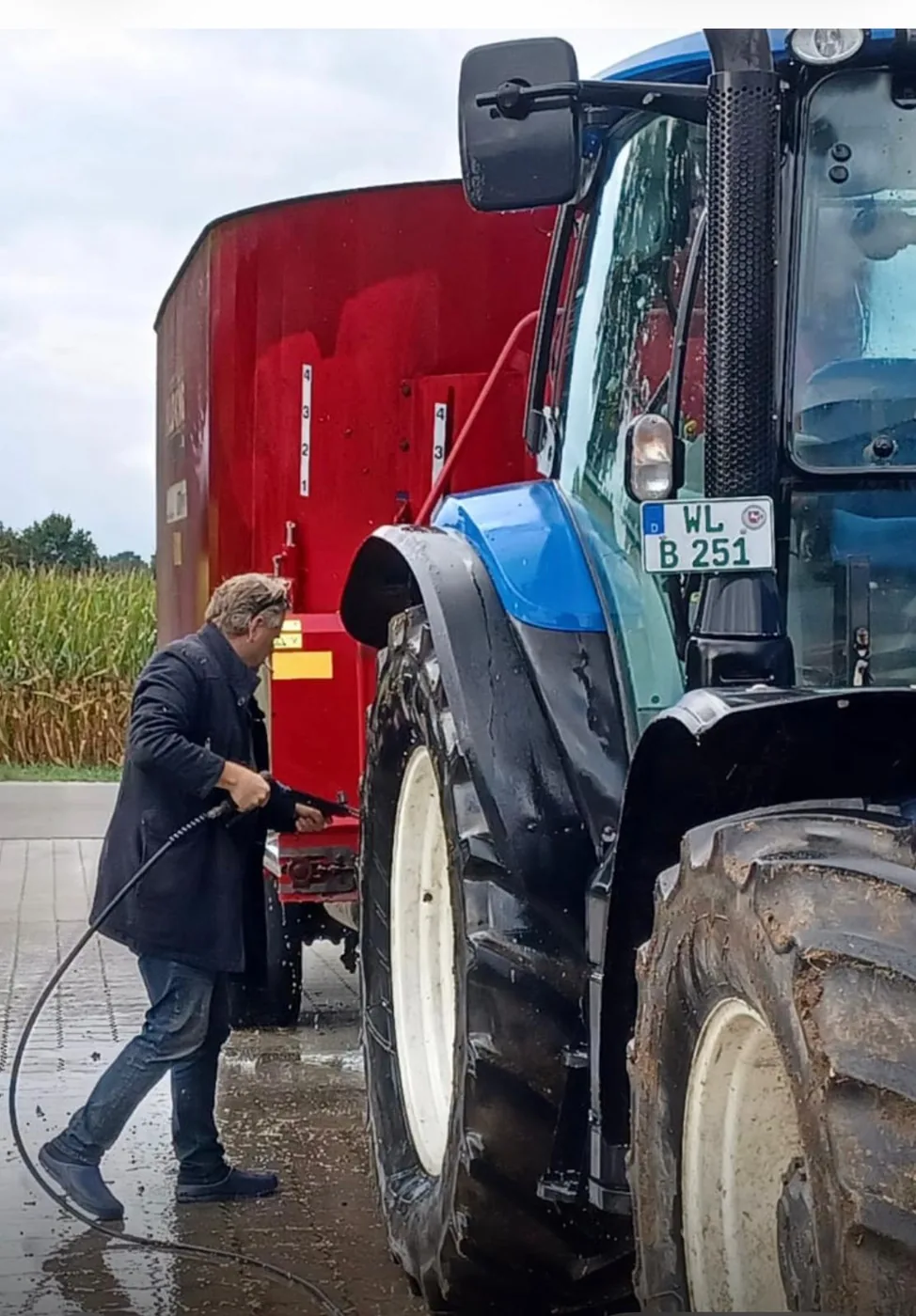 Dierk Beneke bei der Arbeit an seinem Traktor
