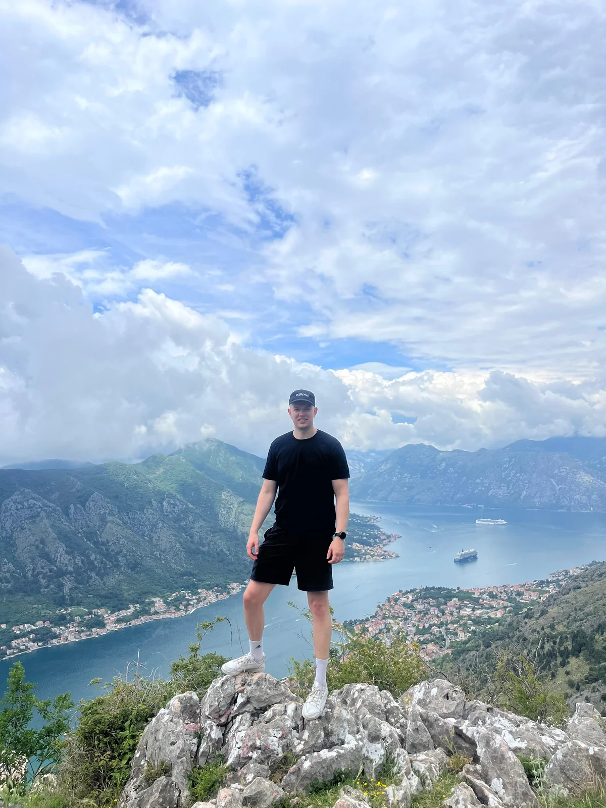 Jonas Prigge beim Wandern in den Bergen