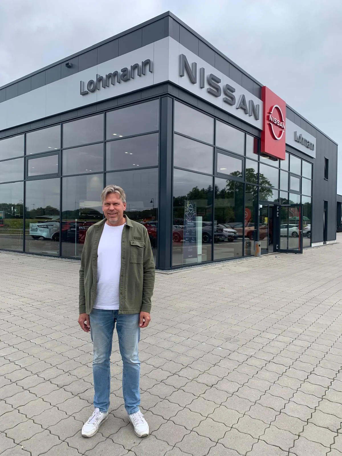 Marco Lohmann vor seinem Autohaus