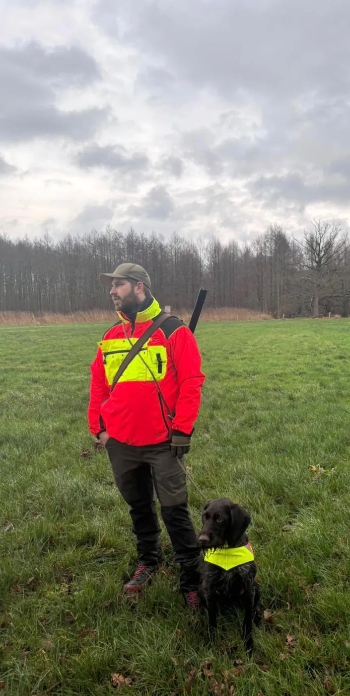 Marlin Bade mit seinem Hund bei der Jagd