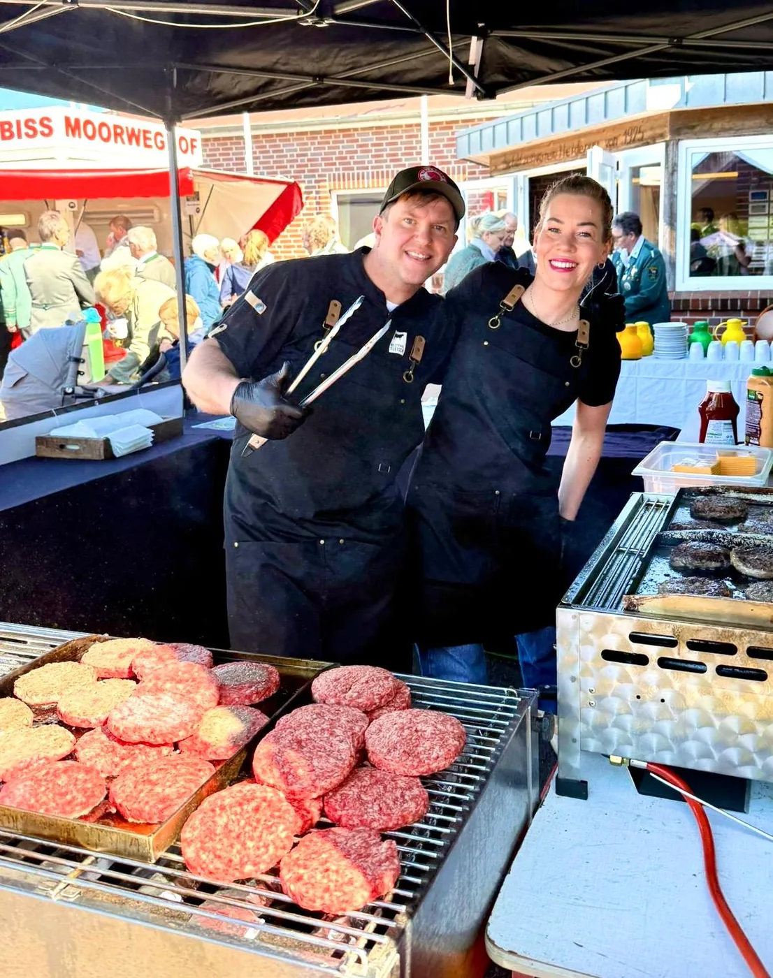 Miriam Westphal bei einem Dorffest am Grill