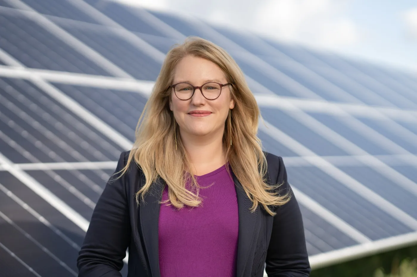 Tanja Mado vor Solarmodulen