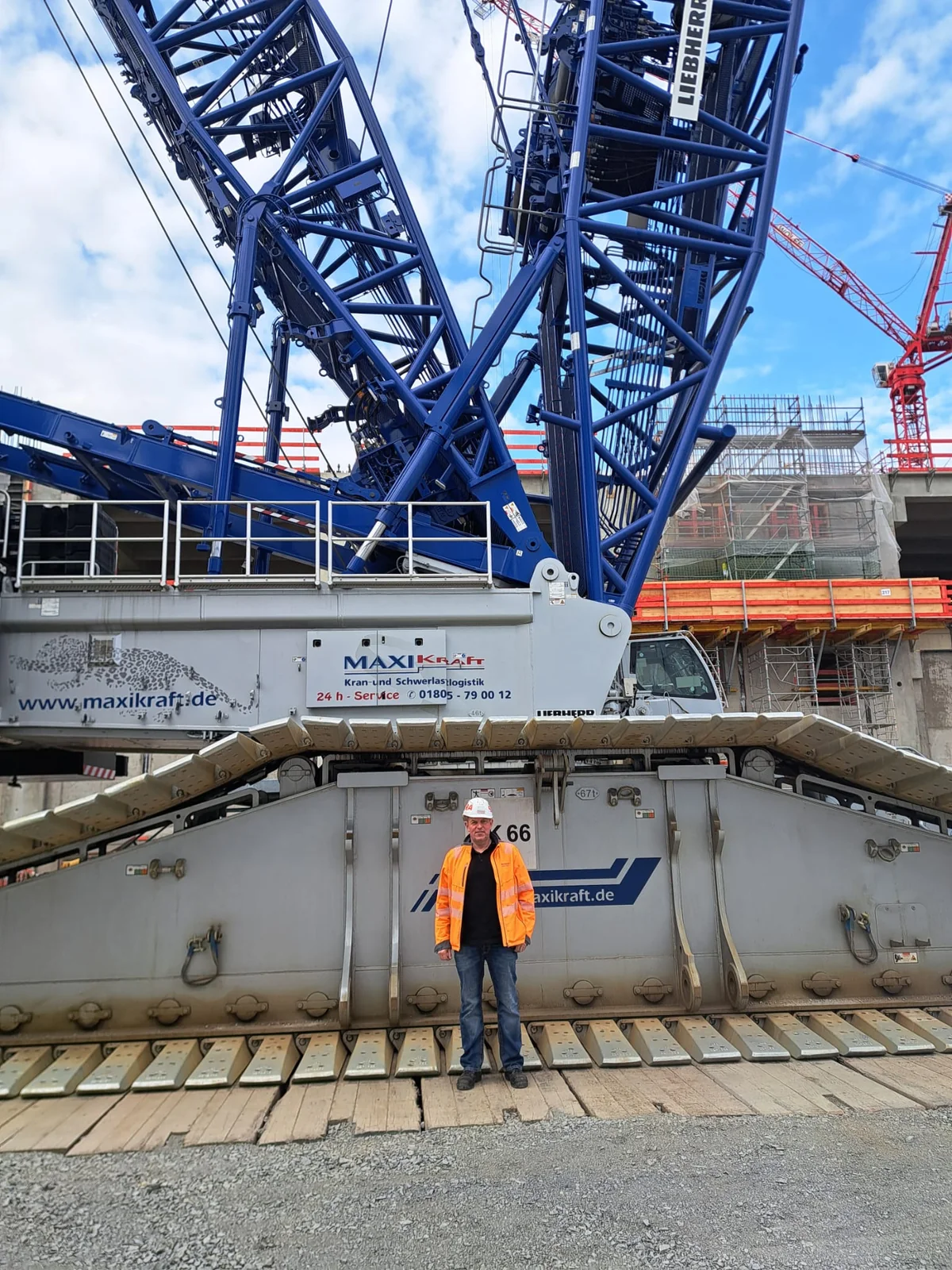 Torsten Martens vor einem Schwerlastkran auf einer Baustelle