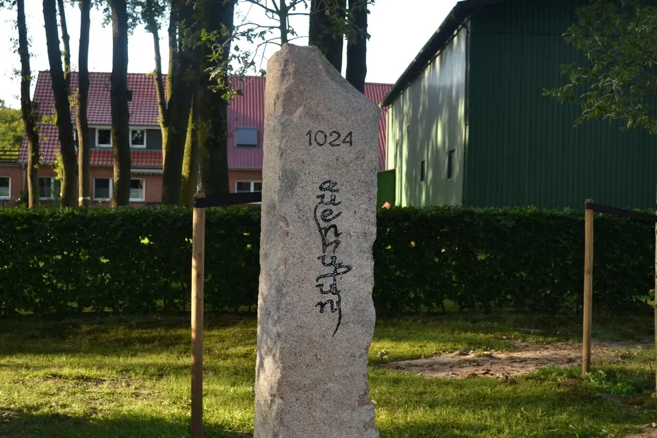 Jubiläumsdenkmal für 1.000 Jahre Avensen im Eichenpark