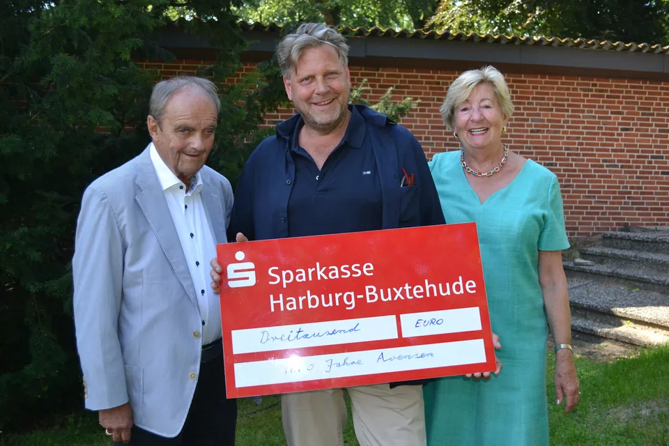 Hilke und Bodo Tietz überreichen Dierk Beneke einen symbolischen Spendenscheck