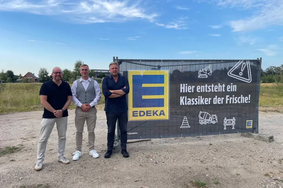 Alexander Schultz, Jan Wucherpfennig und Dierk Beneke auf der Fläche des geplanten EDEKA-Markts