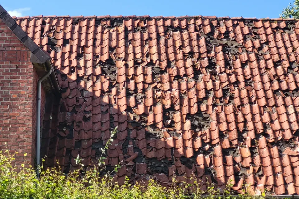 Durch Hagel schwer beschädigtes Ziegeldach in Heidenau