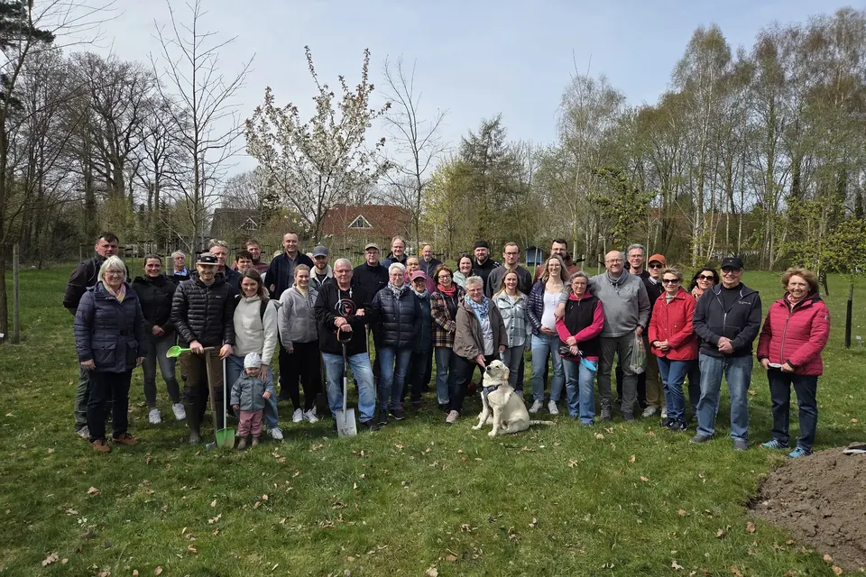 Teilnehmende einer Pflanzaktion im Hochzeitswald Heidenau