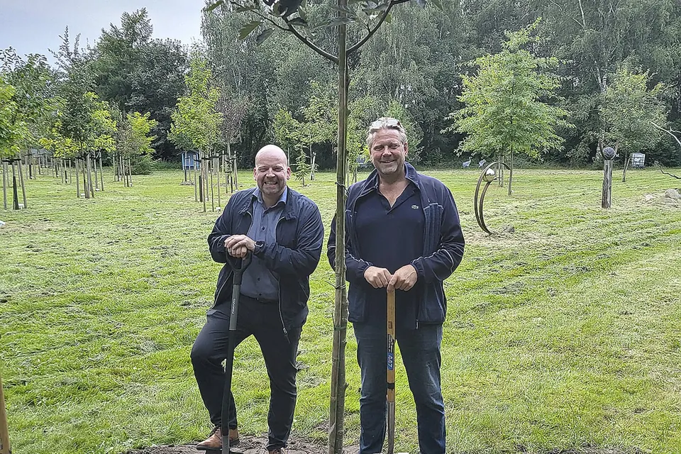 Dierk Beneke und Alexander Schultz bei der Pflanzung des Jubiläumsbaums