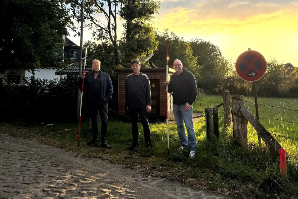 Dierk Beneke, Christoph Vogt und Alexander Schultz an der geplanten Verbindung zwischen Kreuzloh und Dorfmitte