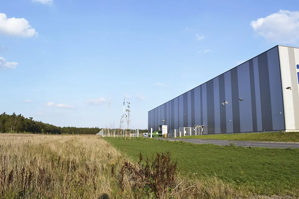 Gewerbehalle am Ortsrand von Heidenau