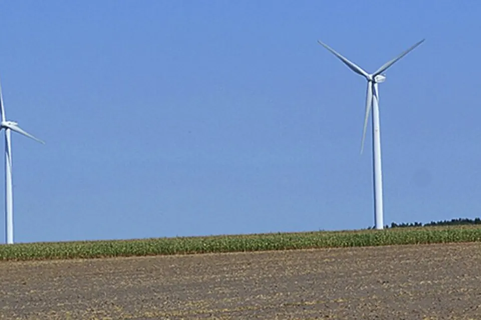 Windkraftanlagen auf Feldern bei Heidenau